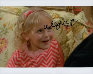 Alyvia Lind autograph