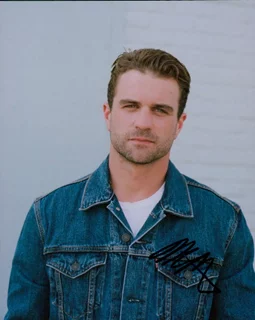 Milo Gibson autograph
