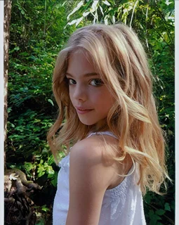 Elle McKinnon autograph