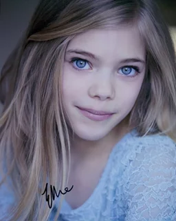 Elle McKinnon autograph