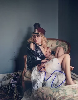 Elle Fanning autograph