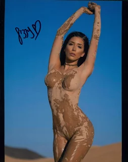 Lizzeth Acosta autograph