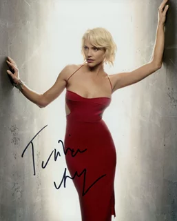 Tricia Helfer autograph