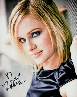 Nicholle Tom autograph