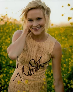 Nicholle Tom autograph