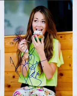 Kelli Berglund autograph