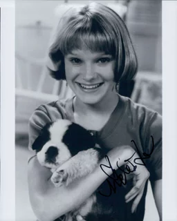 Nicholle Tom autograph