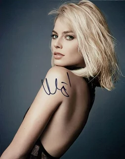 Margot  Robbie autograph
