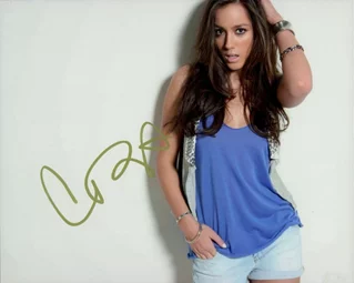 Chloe Bennet autograph