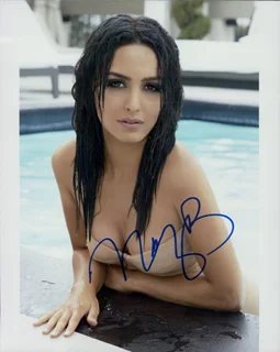 Nazanin Boniadi autograph
