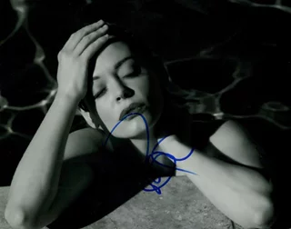 Rose McGowan autograph