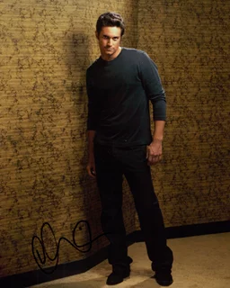 Oliver Hudson autograph