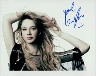 Yael Grobglas autograph