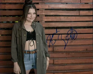 Hannah Zeile autograph