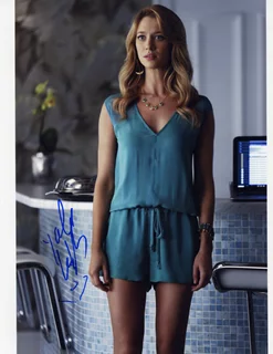 Yael Grobglas autograph