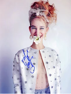 Yael Grobglas autograph