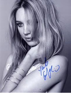 Yael Grobglas autograph