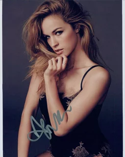 Alexis Knapp autograph