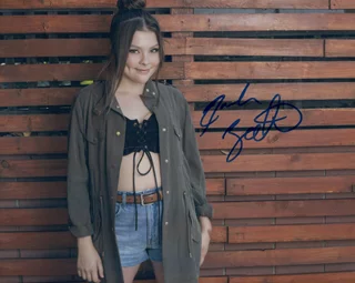 Hannah Zeile autograph