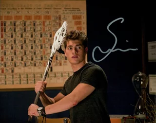 Gregg Sulkin autograph