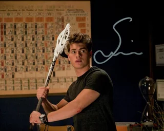 Gregg Sulkin autograph