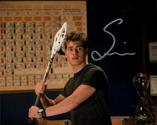 Gregg Sulkin autograph