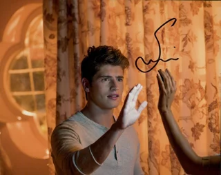Gregg Sulkin autograph