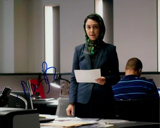 Nazanin Boniadi autograph