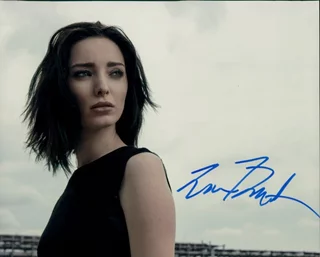 Emma Dumont autograph