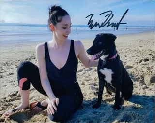 Emma Dumont autograph
