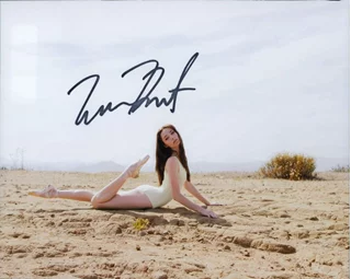 Emma Dumont autograph