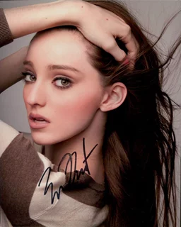 Emma Dumont autograph