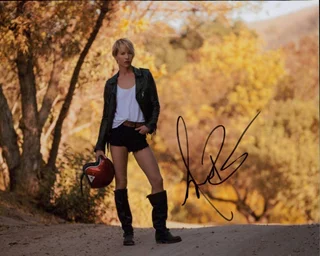 Amanda Rau autograph