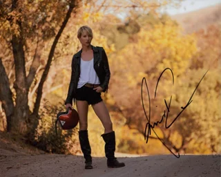 Amanda Rau autograph