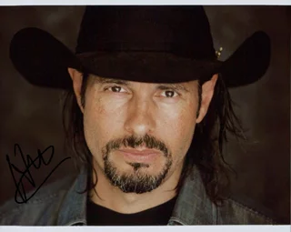 Hank Cheyne autograph