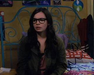 Isabella Gomez autograph