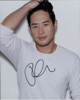 Raymond Lee autograph