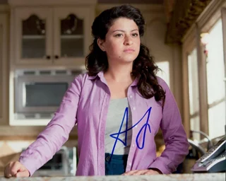 Alia Shawkat autograph