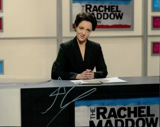 Abby Elliott autograph