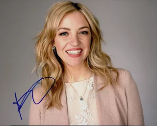 Abby Elliott autograph