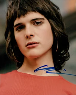 Hari Nef autograph