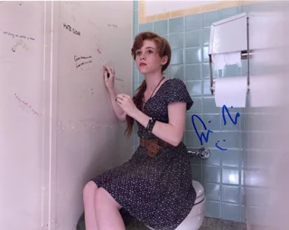 Sophia Lillis autograph