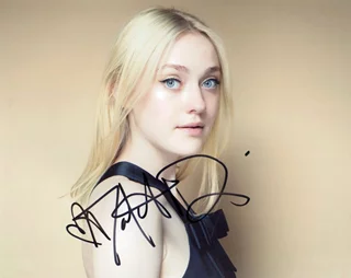 Dakota Fanning autograph