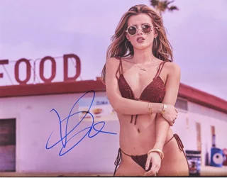 Bella Thorne autograph