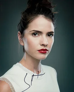 Shelley Hennig autograph