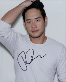 Raymond Lee autograph