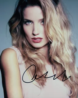 Annabelle Wallis autograph