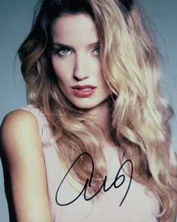 Annabelle Wallis autograph
