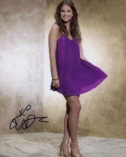 Shelley Hennig autograph