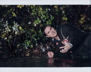 Robbie Amell autograph